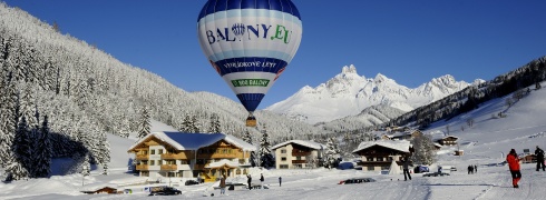 Let balonem v alpském údolí